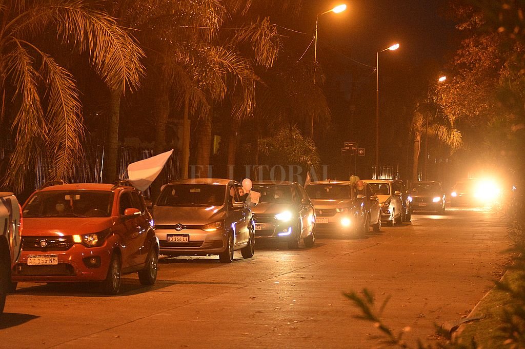 Caravana y bocinazo en contra de la suspensión de clases presenciales en la ciudad de Santa Fe