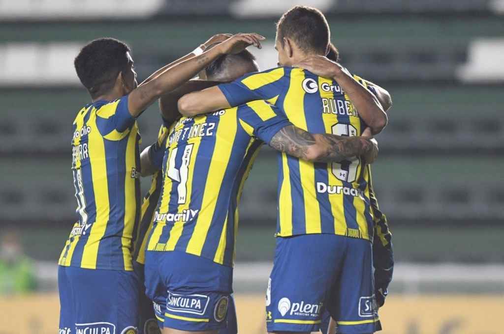 Central goleó a Huachipato por 5 a 0 en Rosario y se acercó a la clasificación