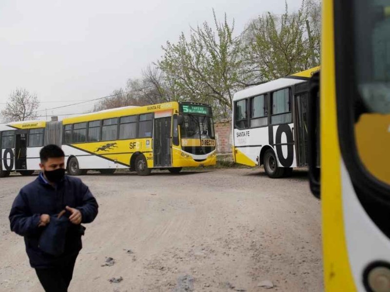 Colectivos en jaque: empresarios piden dar un servicio de emergencia desde junio