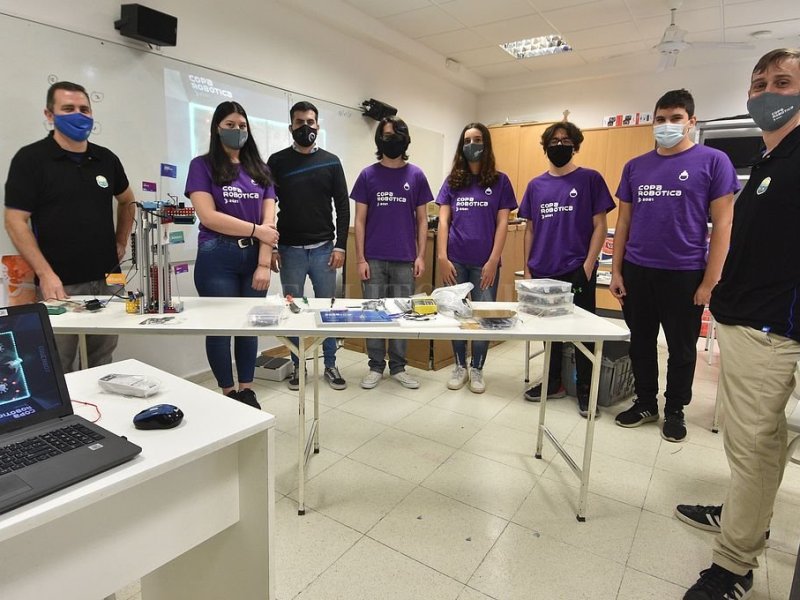 Dos escuelas santafesinas, unidas por las «ganas de aprender», inventaron un robot sanitizador