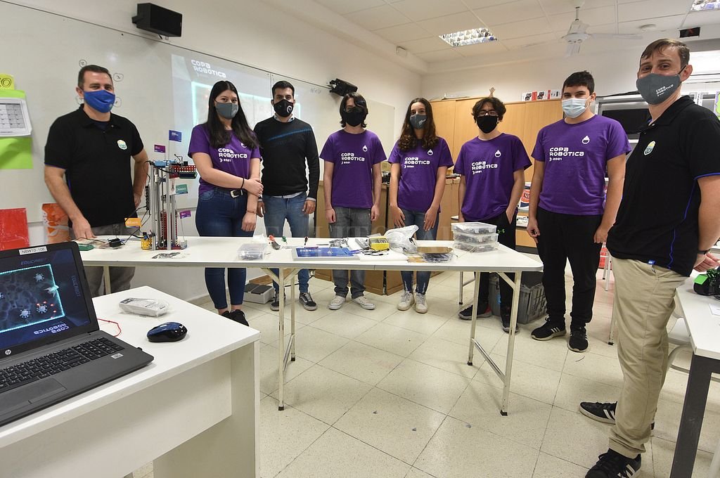 Dos escuelas santafesinas, unidas por las «ganas de aprender», inventaron un robot sanitizador
