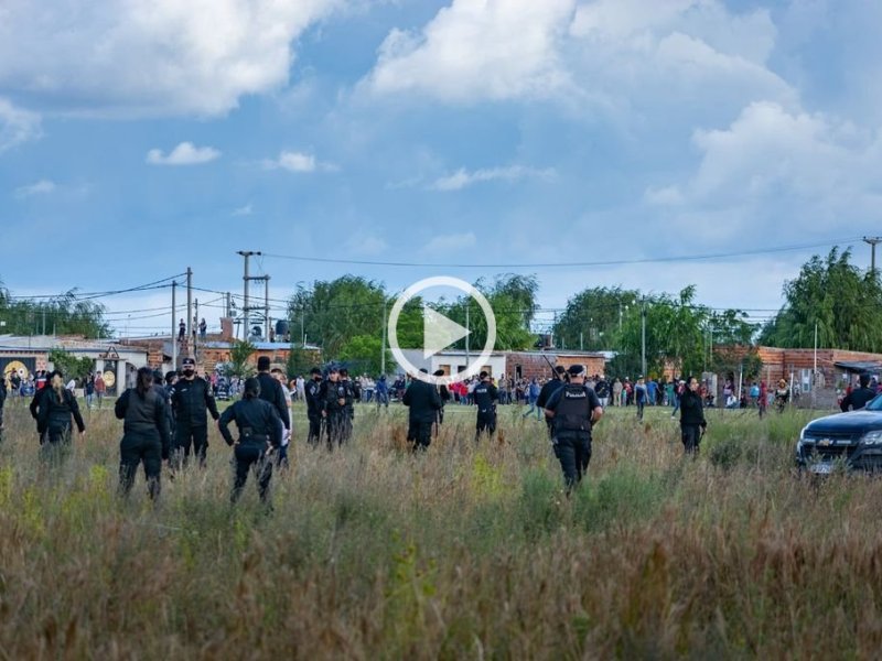 Video: más de 200 personas usurparon tierras y se enfrentaron a tiros con la policía