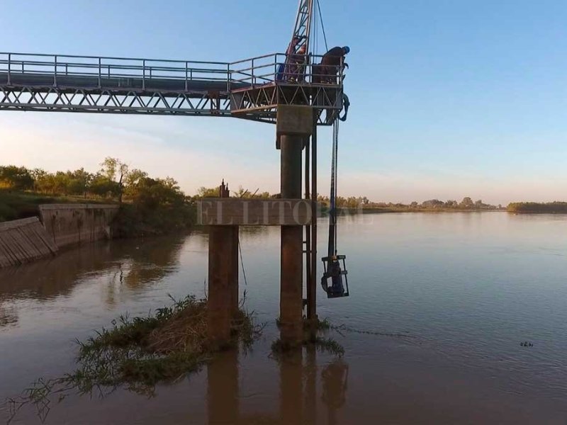 Assa refuerza la captación de agua y pide uso racional por la bajante del Río Paraná