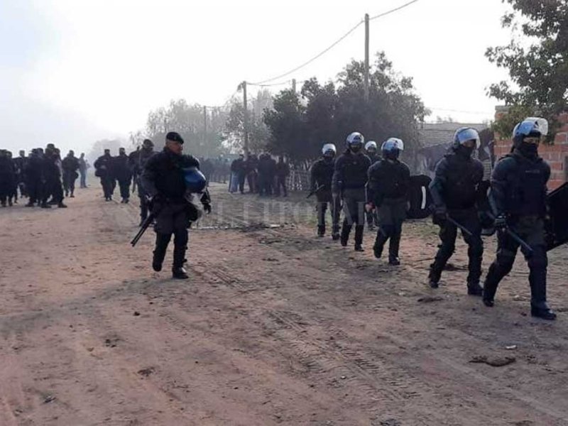 Reconquista: cerca de 500 personas volvieron a tomar  tierras y se tirotearon con la policía
