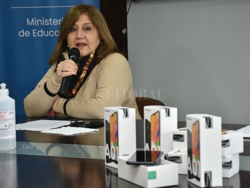 «Conectar con arraigo»: darán celulares y becas a estudiantes de zonas rurales