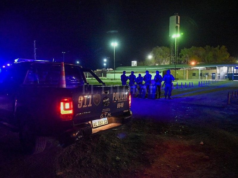 Atacan a tiros el penal de Piñero: hay un muerto y se fugaron varios presos