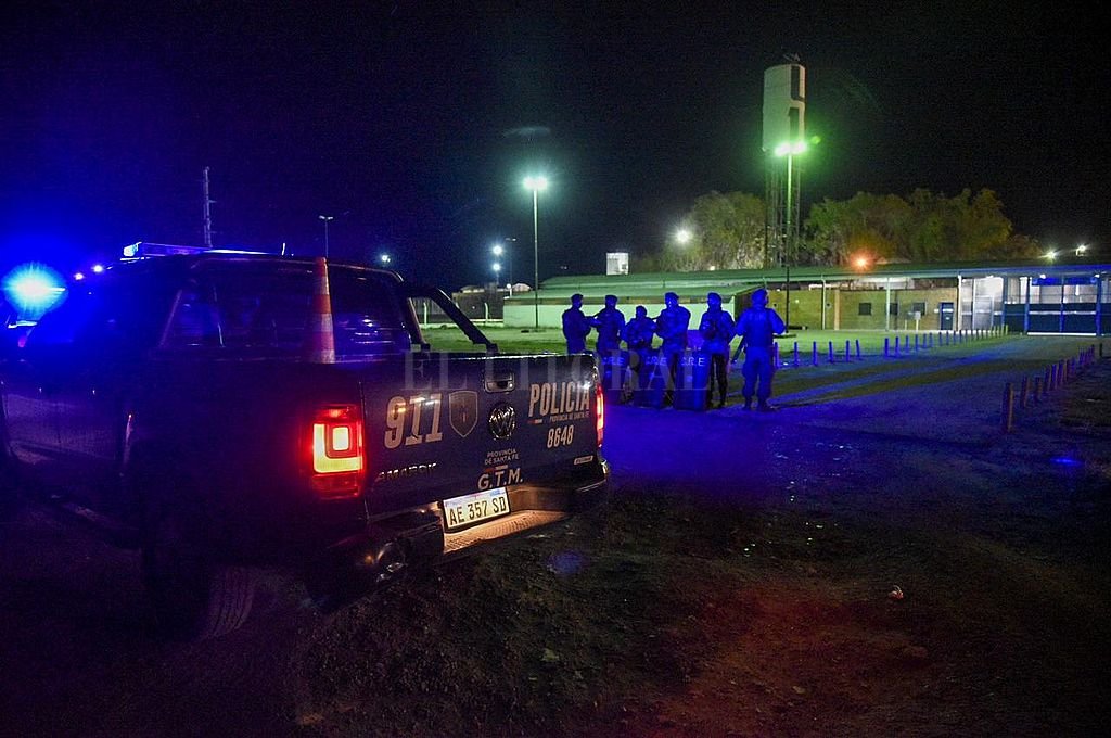 Atacan a tiros el penal de Piñero: hay un muerto y se fugaron varios presos