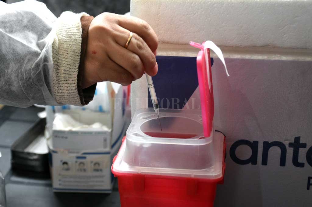 Vacunación covid: se generan unas 6  toneladas por mes de residuos peligrosos