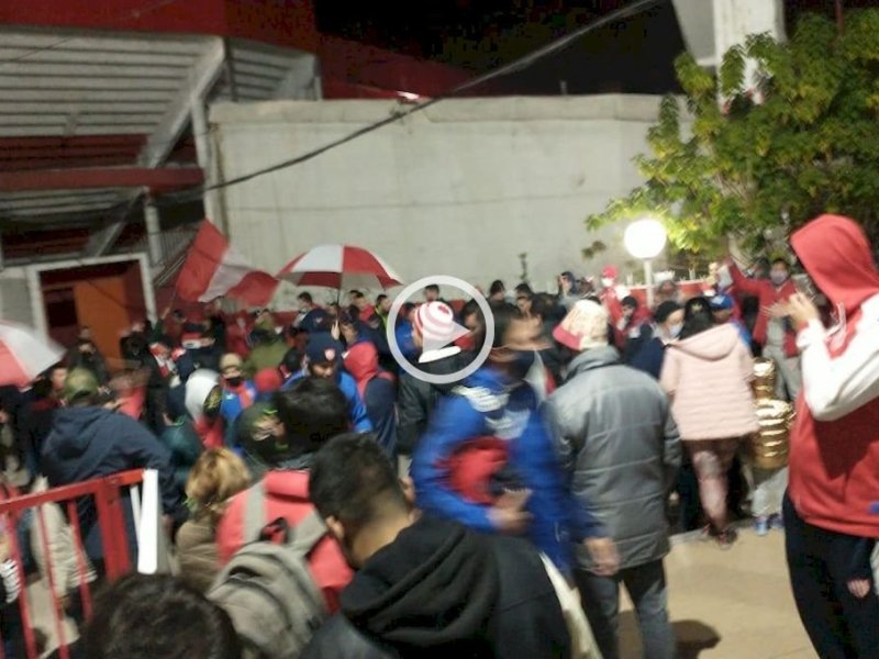 Video: hinchas autoconvocados de Unión se manifiestan frente al estadio 15 de Abril