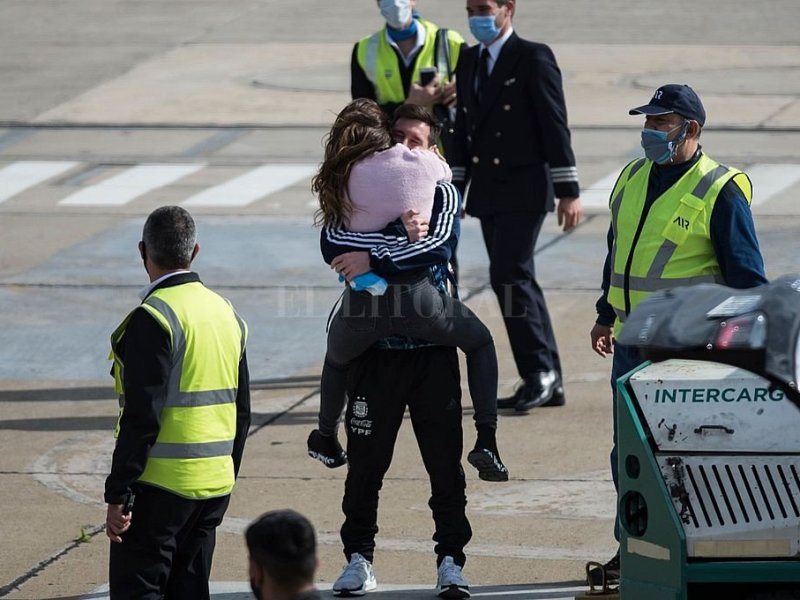 Así fue la llegada de Messi a Rosario: el emotivo reencuentro con Antonela