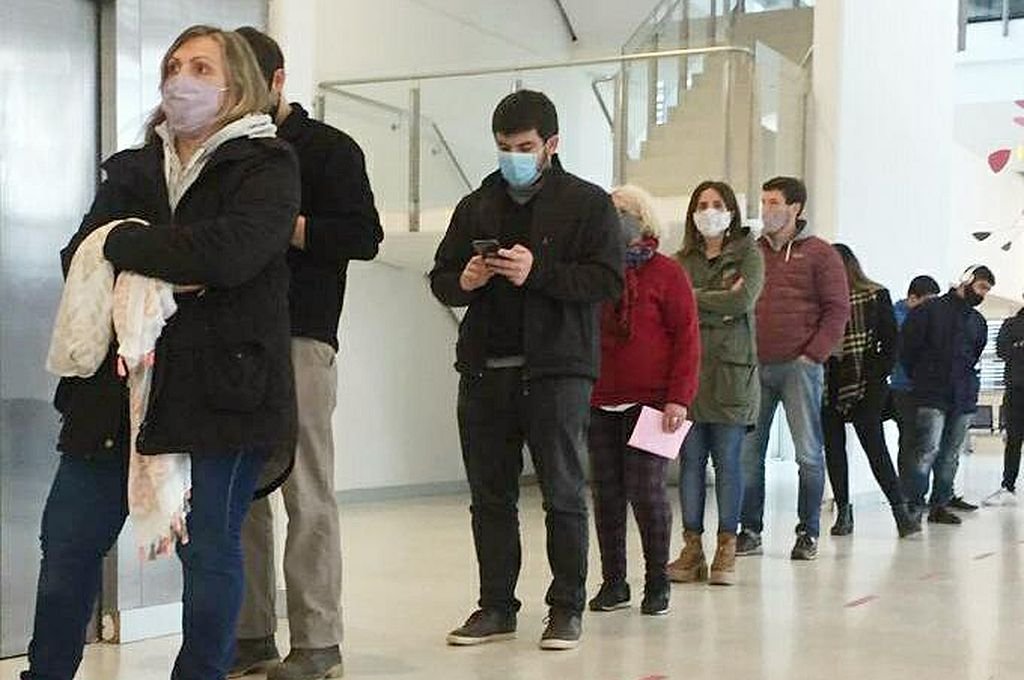 Como uno más, el intendente de Venado Tuerto esperó su turno