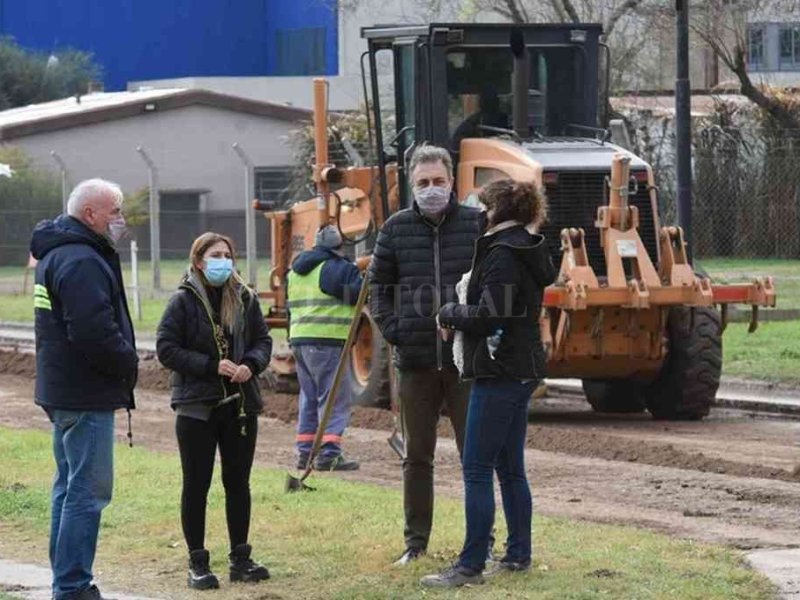 Castellano recorrió el inicio de la obra de pavimento en barrio 2 de Abril de Rafaela