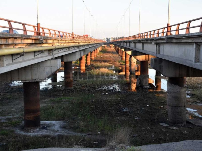 La bajante del Salado dejó al descubierto los  pilares de un puente de la autopista Santa Fe-Rosario