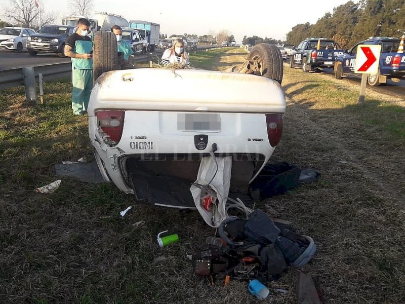 Vuelco y fractura en la autopista