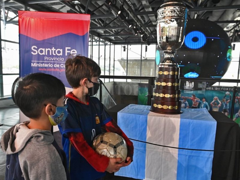 La réplica de la Copa América, se luce en el Museo del Deporte Santafesino