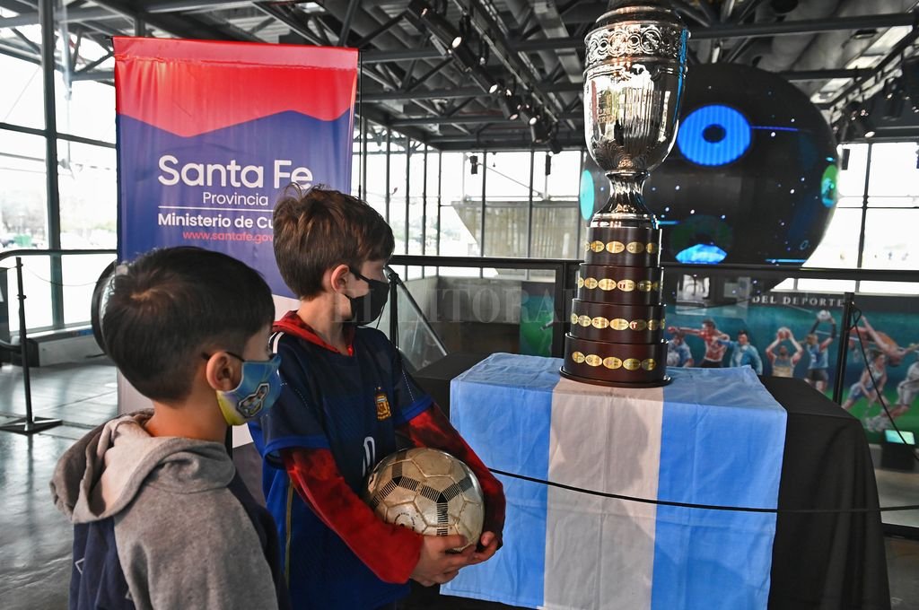 La réplica de la Copa América, se luce en el Museo del Deporte Santafesino