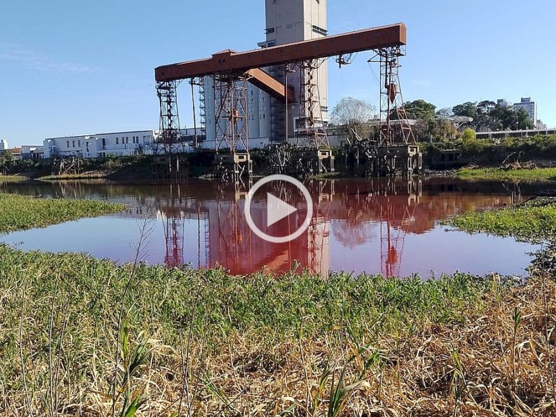 Video: efluentes tiñen de rojo el agua en un sector del Puerto de Santa Fe
