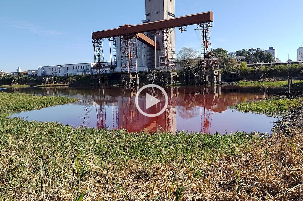 Video: efluentes tiñen de rojo el agua en un sector del Puerto de Santa Fe