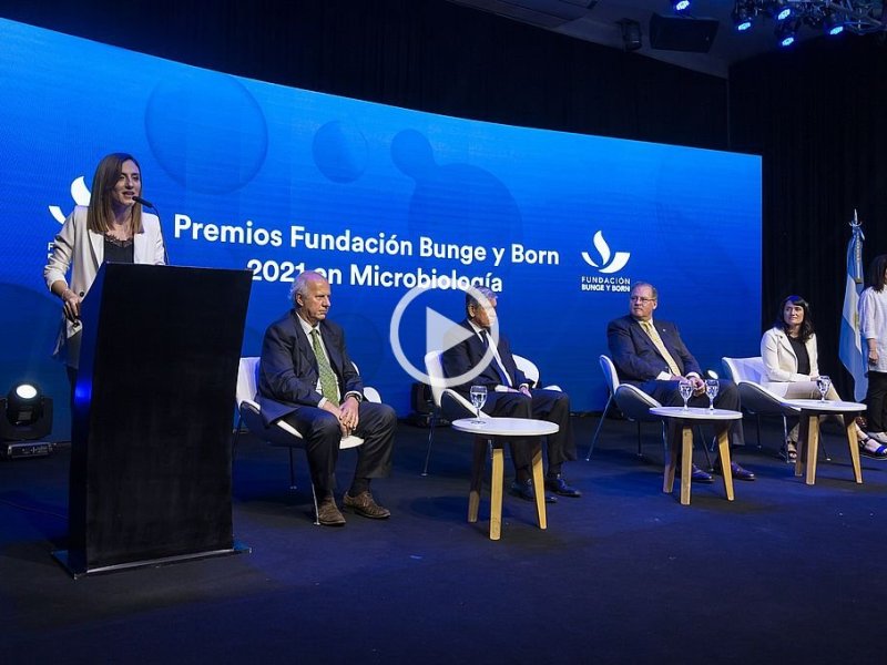 El investigador Diego de Mendoza recibió el premio de la Fundación Bunge y Born