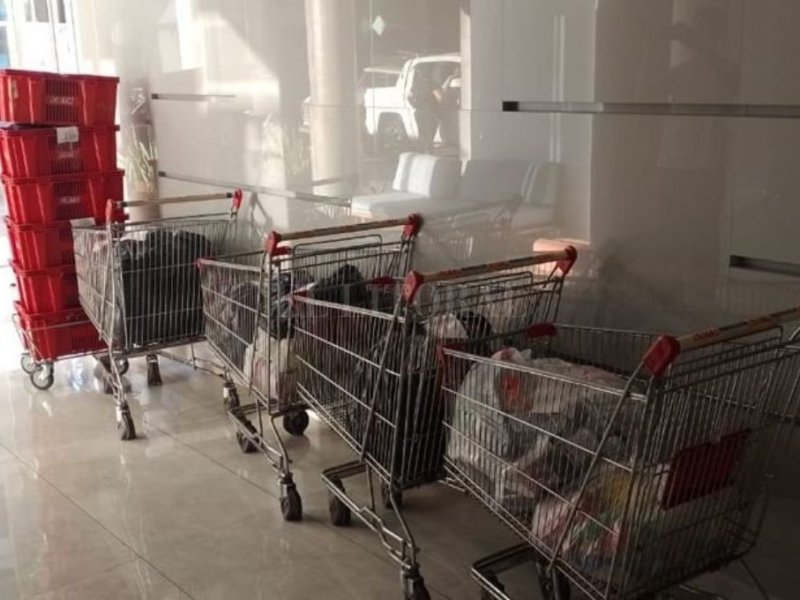 Un reconocido cantante de cumbia y dos cómplices detenidos por estafas a un supermercado