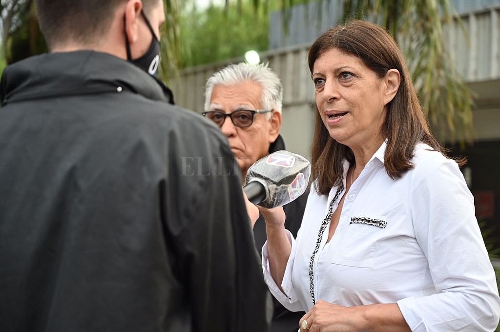 Clara García: «Queremos un debate a fondo con Losada y Lewandowski para conocer qué propuestas tienen para Santa Fe»