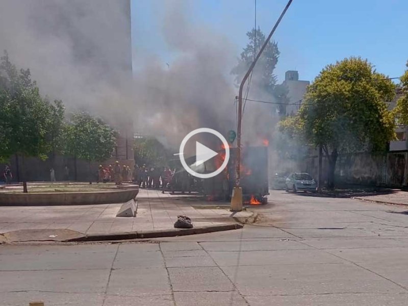 Video: se incendió un carribar detrás de «El Molino Fábrica Cultural»