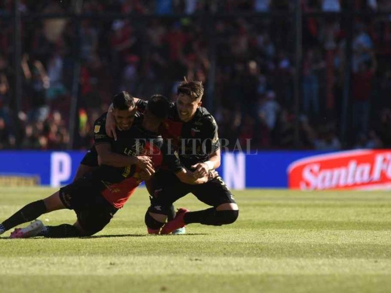 Los hinchas de Colón afuera, Aliendro adentro