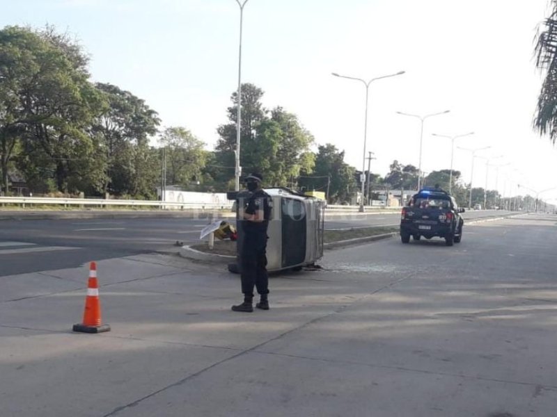 Un herido al volcar un auto en Colastiné Norte