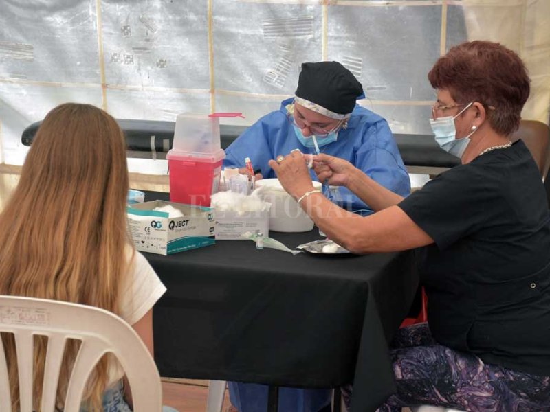 Con niños y tercera dosis continúa la vacunación contra el Covid en Santa Fe