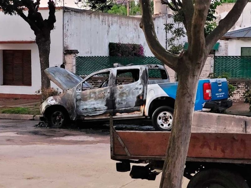 Incendian dos móviles policiales frente a la Comisaría de Sancti Spíritu