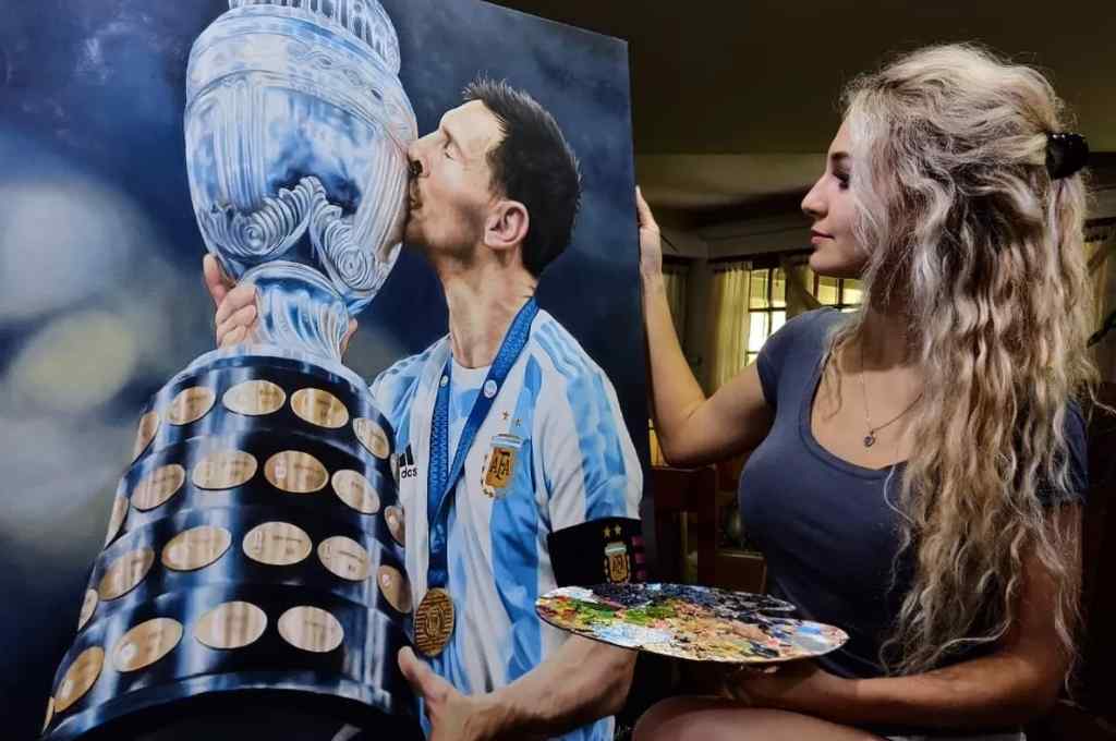 Una artista rosarina pintó un cuadro hiperrealilsta de Lionel Messi y se lo llevó a la AFA