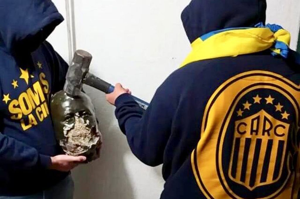 Decapitaron un busto de Isaac Newell frente al estadio «Coloso Marcelo Bielsa»