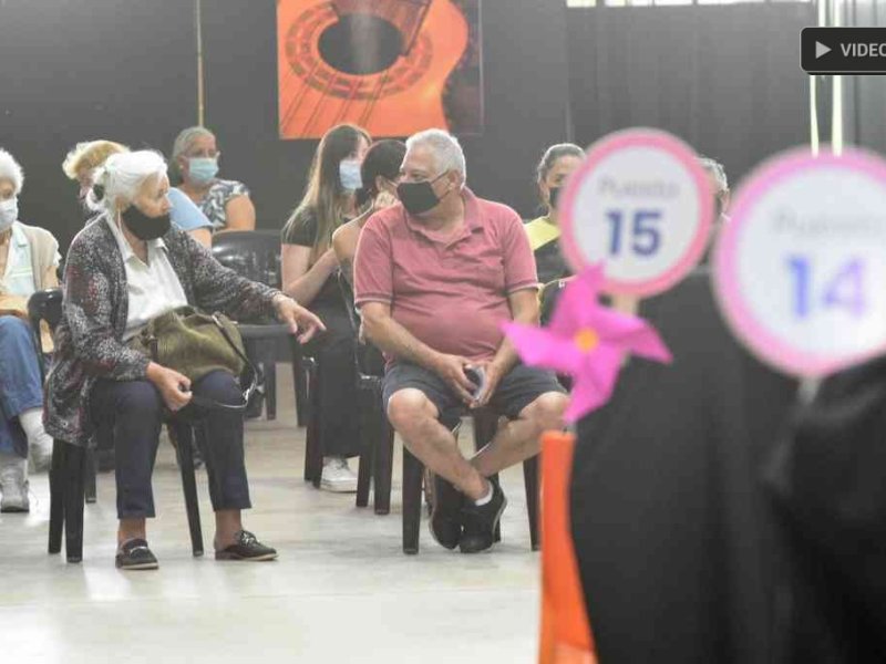 Las personas mayores de 70 volvieron a los vacunatorios para recibir la dosis de refuerzo