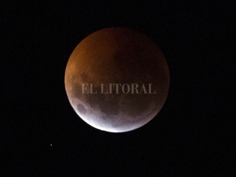 El eclipse parcial de luna se podrá observar durante la madrugada del viernes en Santa Fe