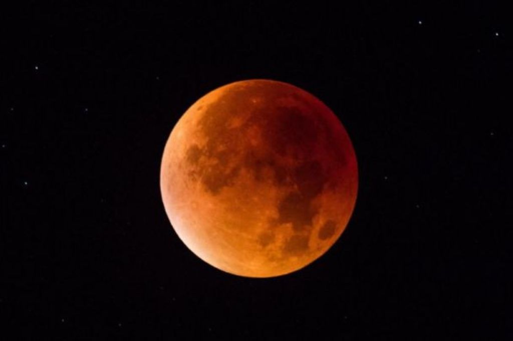 Las mejores imágenes del eclipse lunar que se pudo ver en la ciudad de Santa Fe