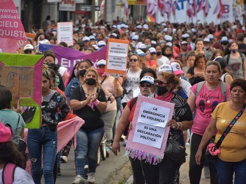 Víctimas de femicidio en Santa Fe: el dolor de los que quedan se sintió en la marcha del 25N