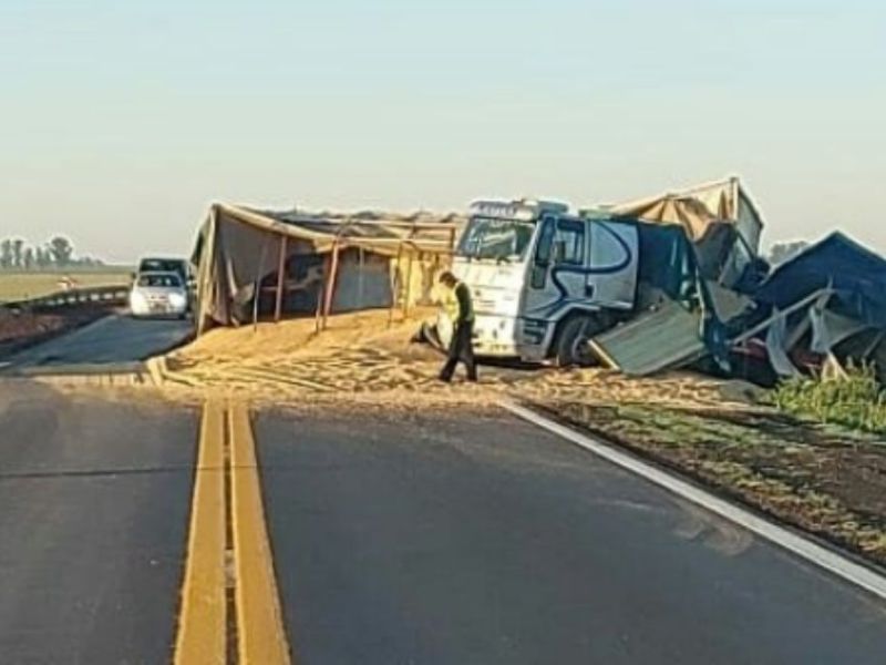 Volcó un camión sobre la Ruta 33 a la altura de Chovet