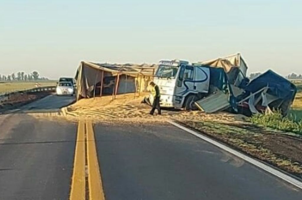 Volcó un camión sobre la Ruta 33 a la altura de Chovet