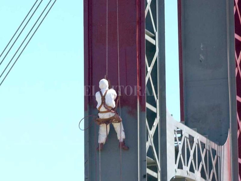 La increíble historia del pintor del Puente Colgante y dos secretos del emblema de Santa Fe
