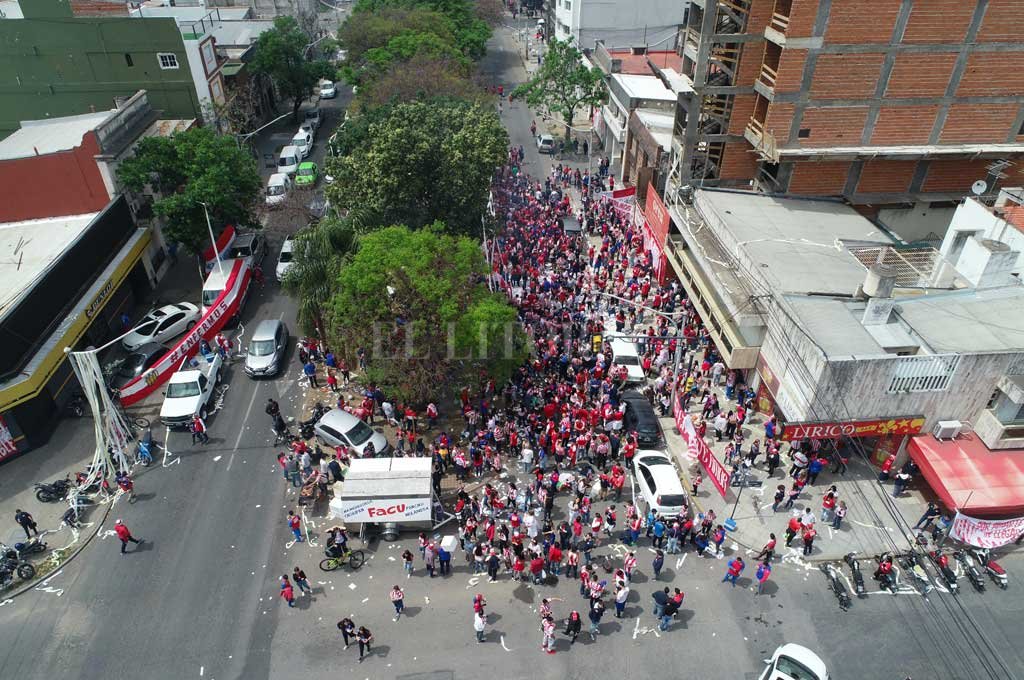 Vecinos de bulevar Pellegrini reclaman por el  descontrol en la previa de los partidos de Unión