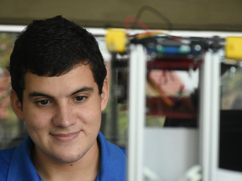 Un genio santafesino: en diez horas programó un robot y ganó una competencia nacional