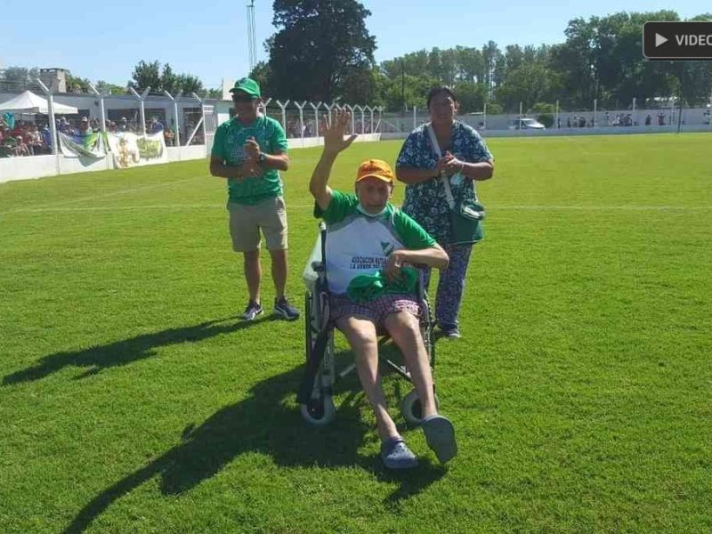 Video: pidió permiso al geriátrico para ver una final de fútbol y emocionó a todos