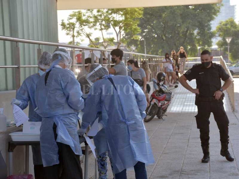 De 0 a 2.121, se dispararon los casos de Covid en Santa Fe en una semana