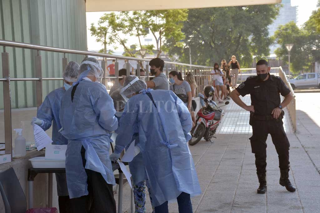 De 0 a 2.121, se dispararon los casos de Covid en Santa Fe en una semana