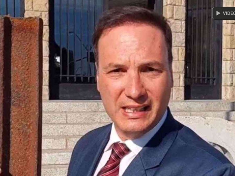 Cansado de reclamar por un cruce ferroviario, un político santafesino llevó un «pedazo de vía» a las oficinas de Vialidad Nacional