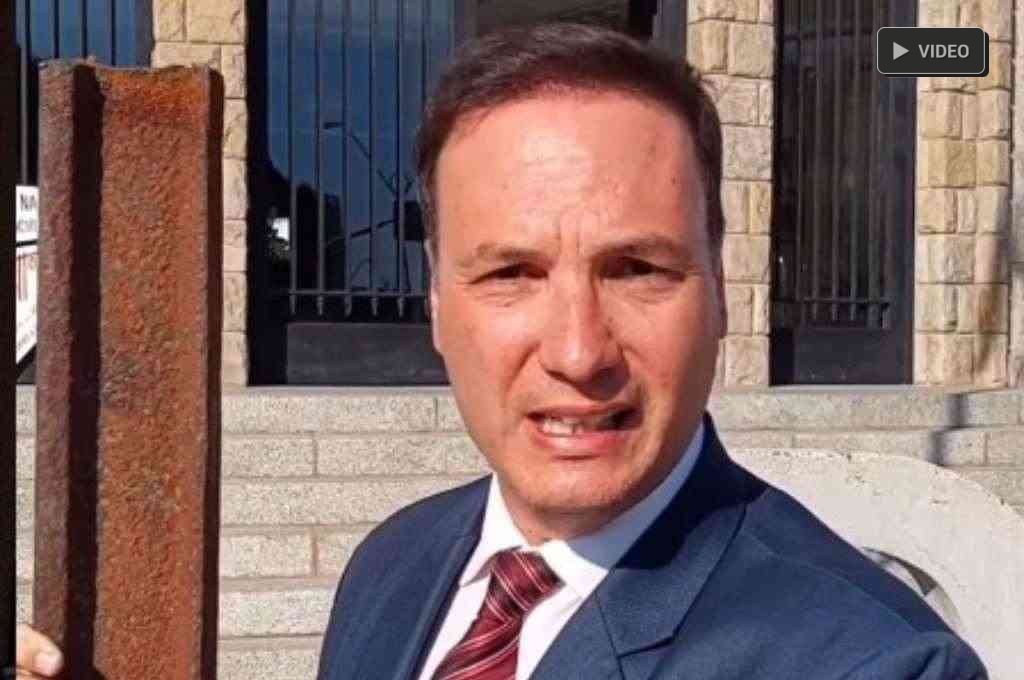 Cansado de reclamar por un cruce ferroviario, un político santafesino llevó un «pedazo de vía» a las oficinas de Vialidad Nacional
