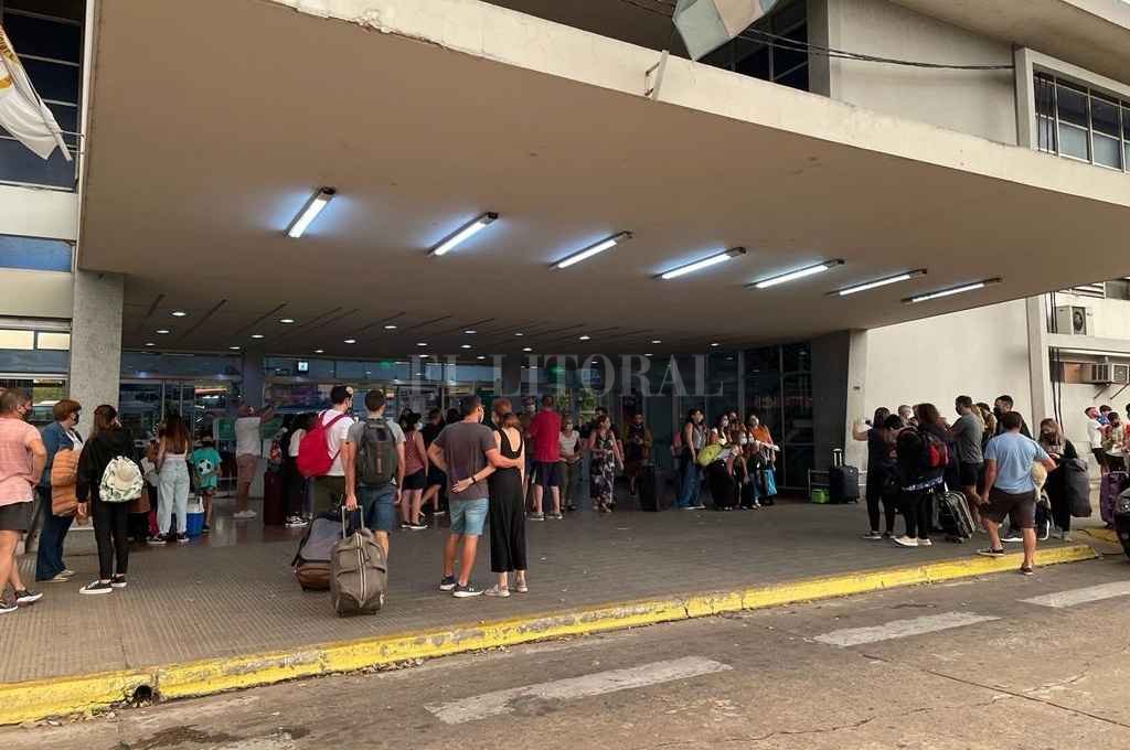 Vacaciones 2022: la terminal santafesina desbordada de adolescentes que viajan hacia la costa