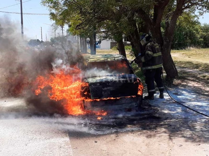 Calor extremo en Santa Fe: se quemó un auto por un desperfecto eléctrico