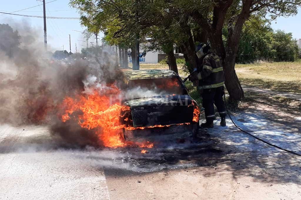 Calor extremo en Santa Fe: se quemó un auto por un desperfecto eléctrico