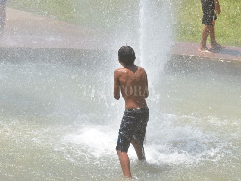 El calor extremo no da respiro y sigue el alerta amarillo en la ciudad de Santa Fe